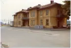 Det första stationshuset  revs 1873. Andra stationshuset byggdes samma år.
Ett större tvåvånings stenhus. Tillbyggdes 1891 i och med MKJs anslutning.
MKJ , Mariestad - Kinnekulle Järnväg.
Stationshuset senare rivet.