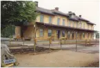 Det första stationshuset  revs 1873. Andra stationshuset byggdes samma år.
Ett större tvåvånings stenhus. Tillbyggdes 1891 i och med MKJs anslutning.
MKJ , Mariestad - Kinnekulle Järnväg.
Stationshuset senare rivet.