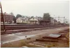 Stenstorps lilla stationshus flyttades 1873 och ändrades till betjäningshus på platsen. I stället byggdes ett nytt större envånings stationshus av sten, som sedemera tillbyggts .Stationen öppnades för trafik den 1/9 1859. Det första stationshuset byggdes 1858. Ny station, som ännu användes, uppfördes 1873 i samband med att HSJ öppnade för trafik. Gamla stationshuset revs 1995-04-25 för att ge plats åt de nya plattformarna.
HSJ , Hjo - Stentorps Järnväg