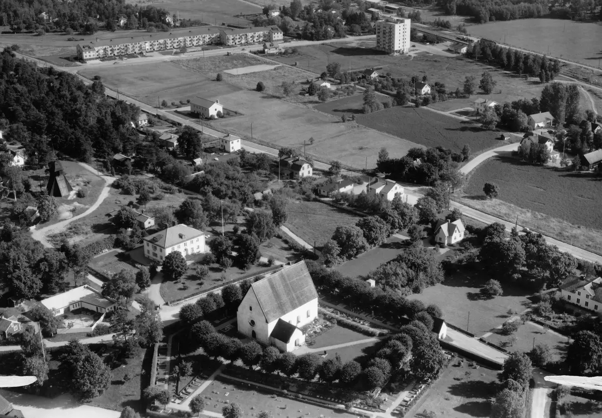 Flygfoto över Täby kyrkby.