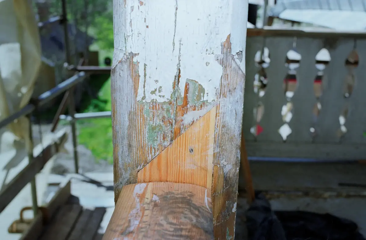 Lagningar av snickeri. Verandaräcke på Norra Lagnö gård.