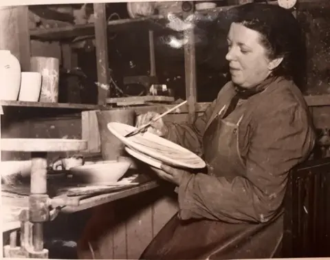 Jonny Margareta "Maggie" Wibom, 1899-11-21—1961-01-20, skulptör och keramiker