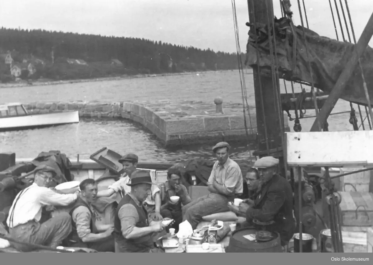 Matvarer og utstyr fraktes til feriekoloniene (Hudøy og Slagen) med båten "Elida".