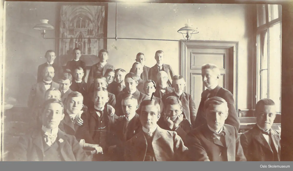 Oppstilte elever i 1. gymnasium på Vestheim skole i 1903.