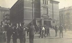 Skolegården til Vestheim skole med elever.