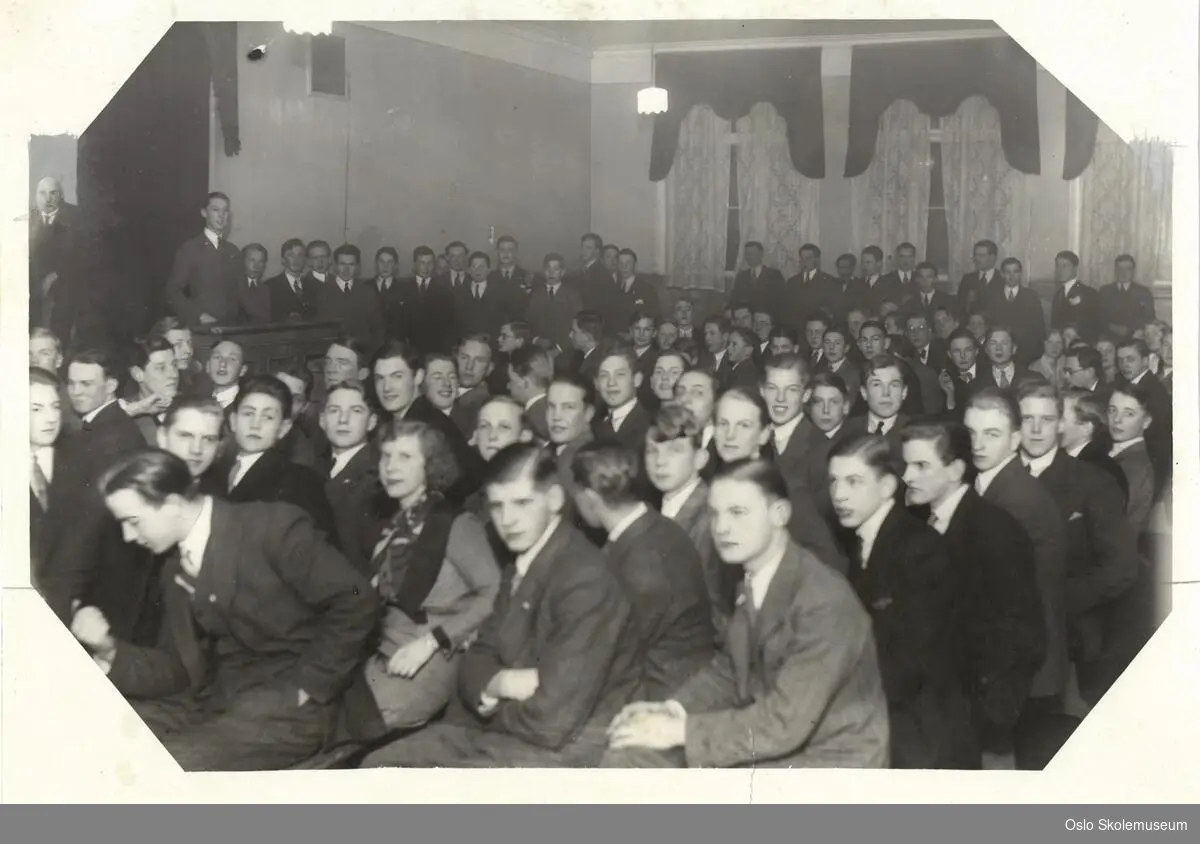 Elever på det møte i 1931 i anledning vedtak om nedleggelse av Vestheim skole.