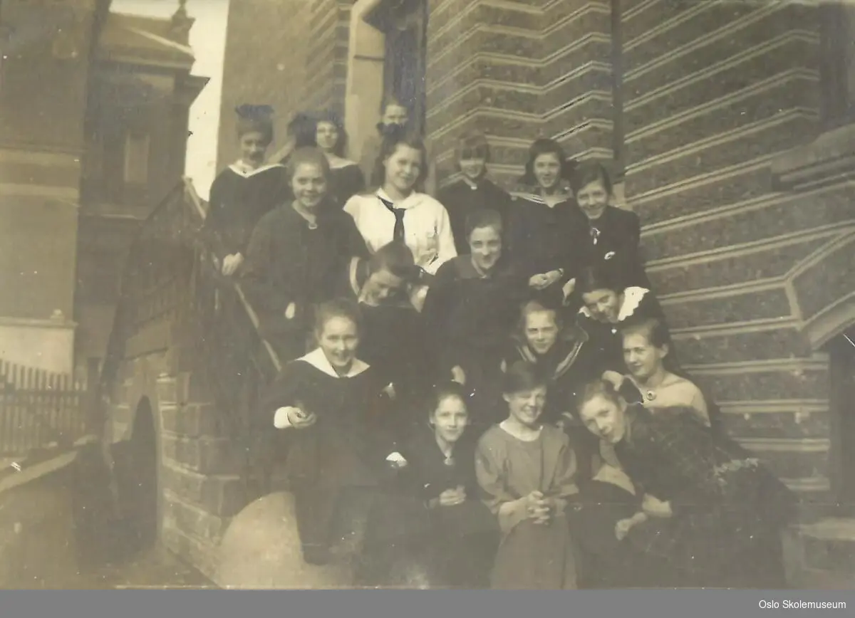 Skoleelever (jenteklasse) fra Berles pigeskole står oppstilt på en trapp i 1919.