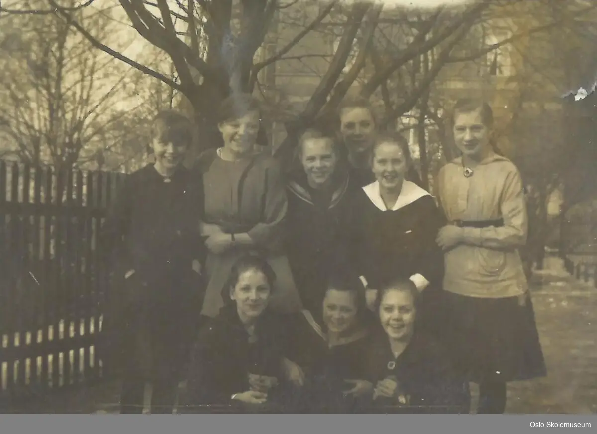 Ni skoleelever (jenter) fra Berles pigeskole i 1919.