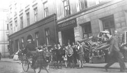 Fossgården med barn utenfor (Pikeklubben "Blåveis").