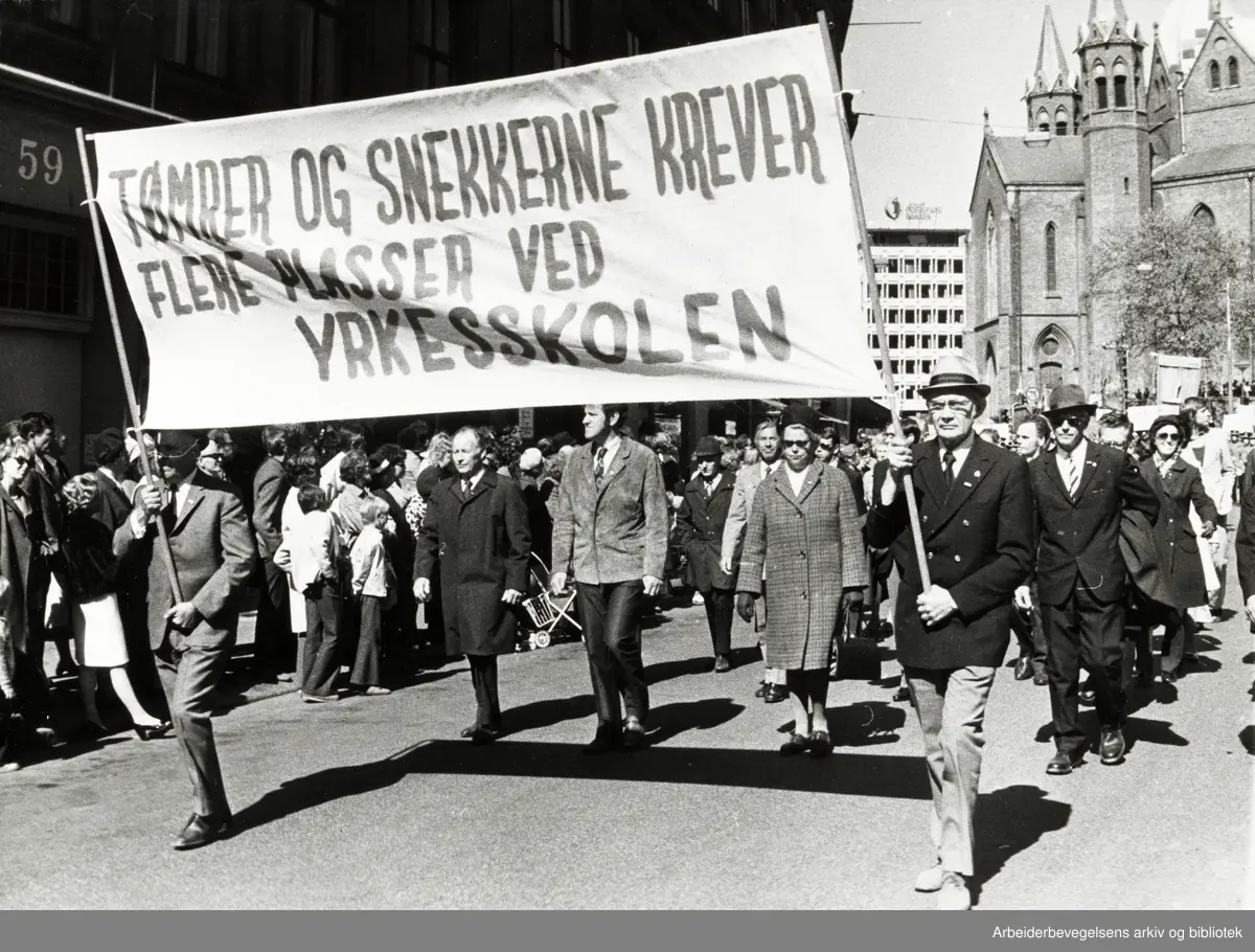 1. mai 1974: Demonstrasjonstoget i Akersgata. Parole: Tømrer og snekkerne krever plasser ved yrkesskolen.