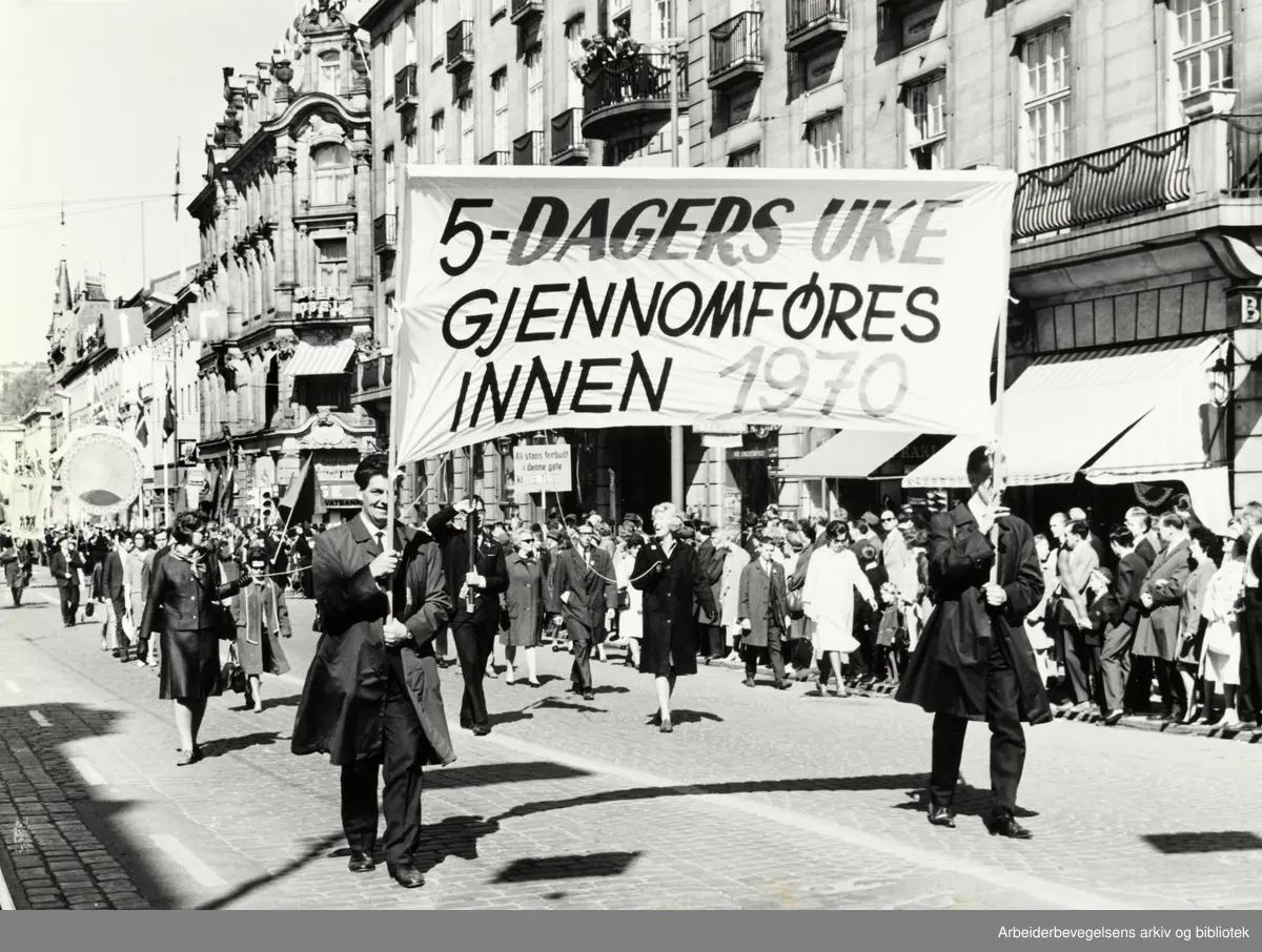 1. mai 1965. Parole: 5-dagers uke gjennomføres innen 1970. Demonstrasjonstoget i Karl Johans gate i Oslo.
