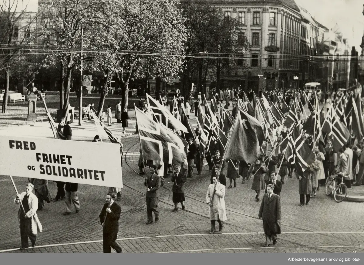 1. mai 1949. AUF, Oppmarsj 30. april 1949. Parole: Fred frihet og solidaritet.