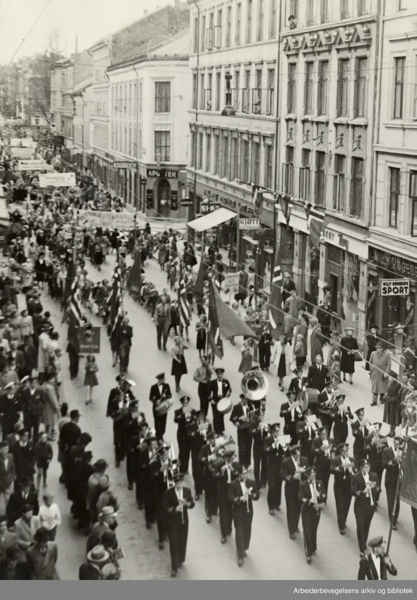 1. mai 1949. Framfylkingen på vei til Torshovparken.