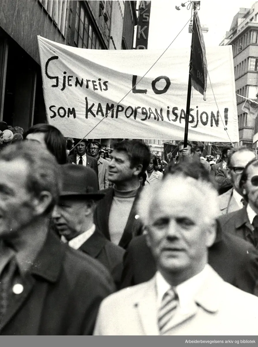 1. mai 1975. (samorg) På banner: Gjenreis LO som kamporganisasjon!