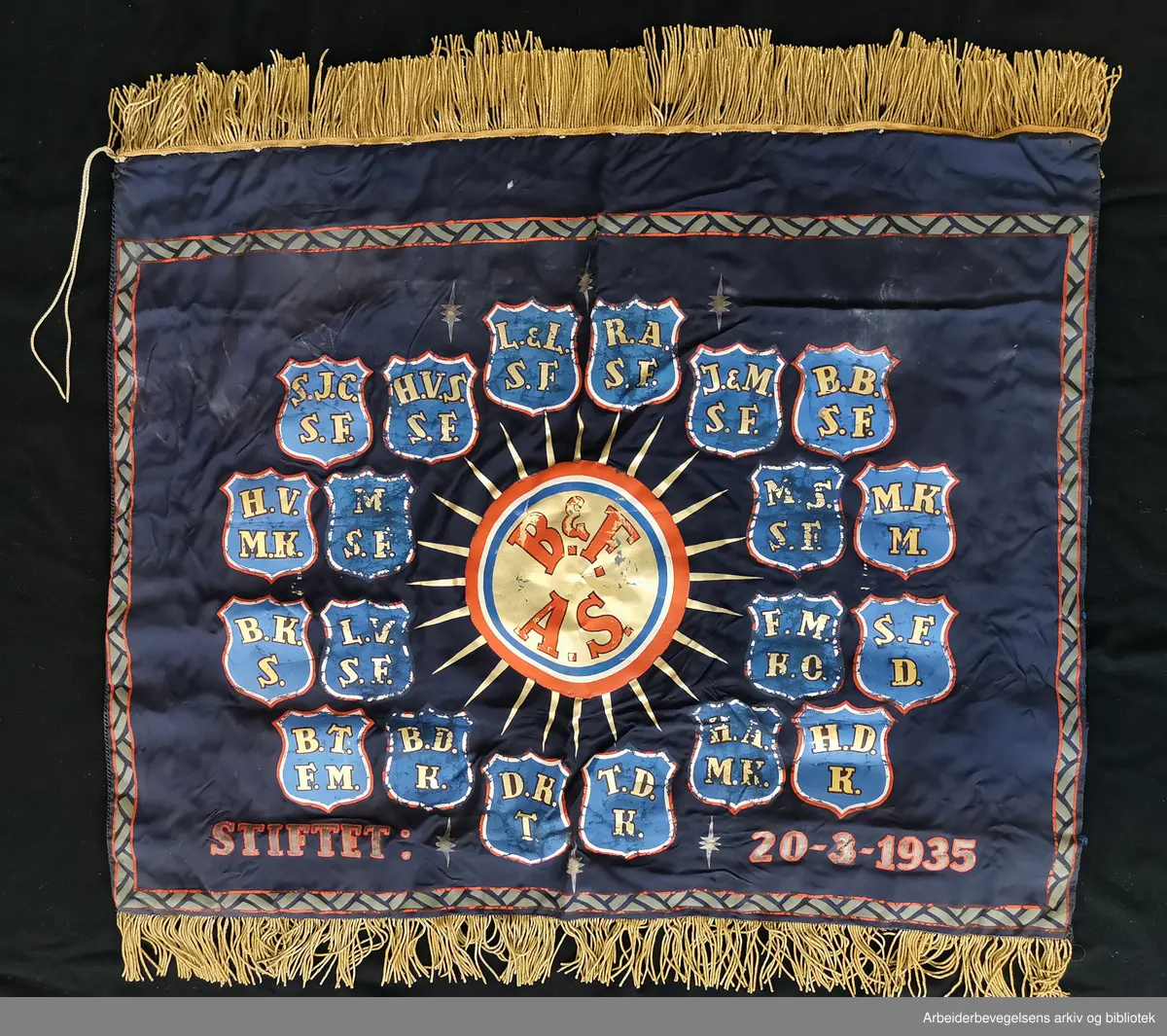 Bergen og Fylkenes Arbeider Sangerforbund. Fane fra1946. Bakside. Foran er AAB-128129.jpg. Malt av Alfred Olsen.