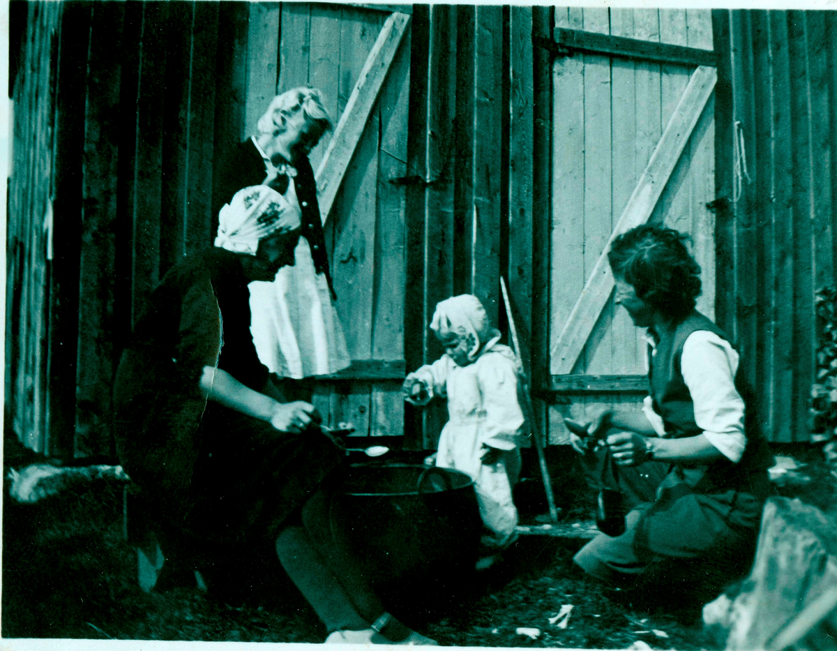 Gruppe,primkoking.
Frå v. Margit Bjørnebråten Juven og  Ingebjørg Juven
Dei andre er byfolk