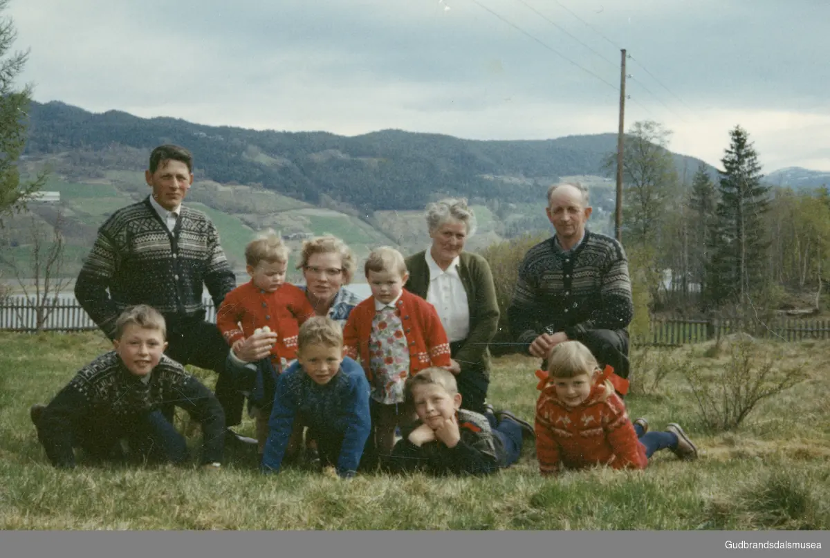 På Stae. bak. Hans, Margit, Reidun og Solveig Raastad. Kari og Pål Snerle. Framme. Tor Pål, Erling, Knut og Ragnhild Raastad.
Eier Pål Arne Snerle. Vågå.