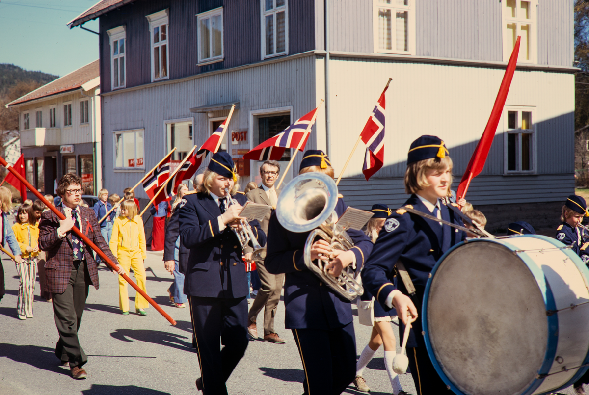 17. mai med Hvittingfoss skolemusikk en gang på 70 tallet.
Her utenfor Lågendalsruta, Narvesen.