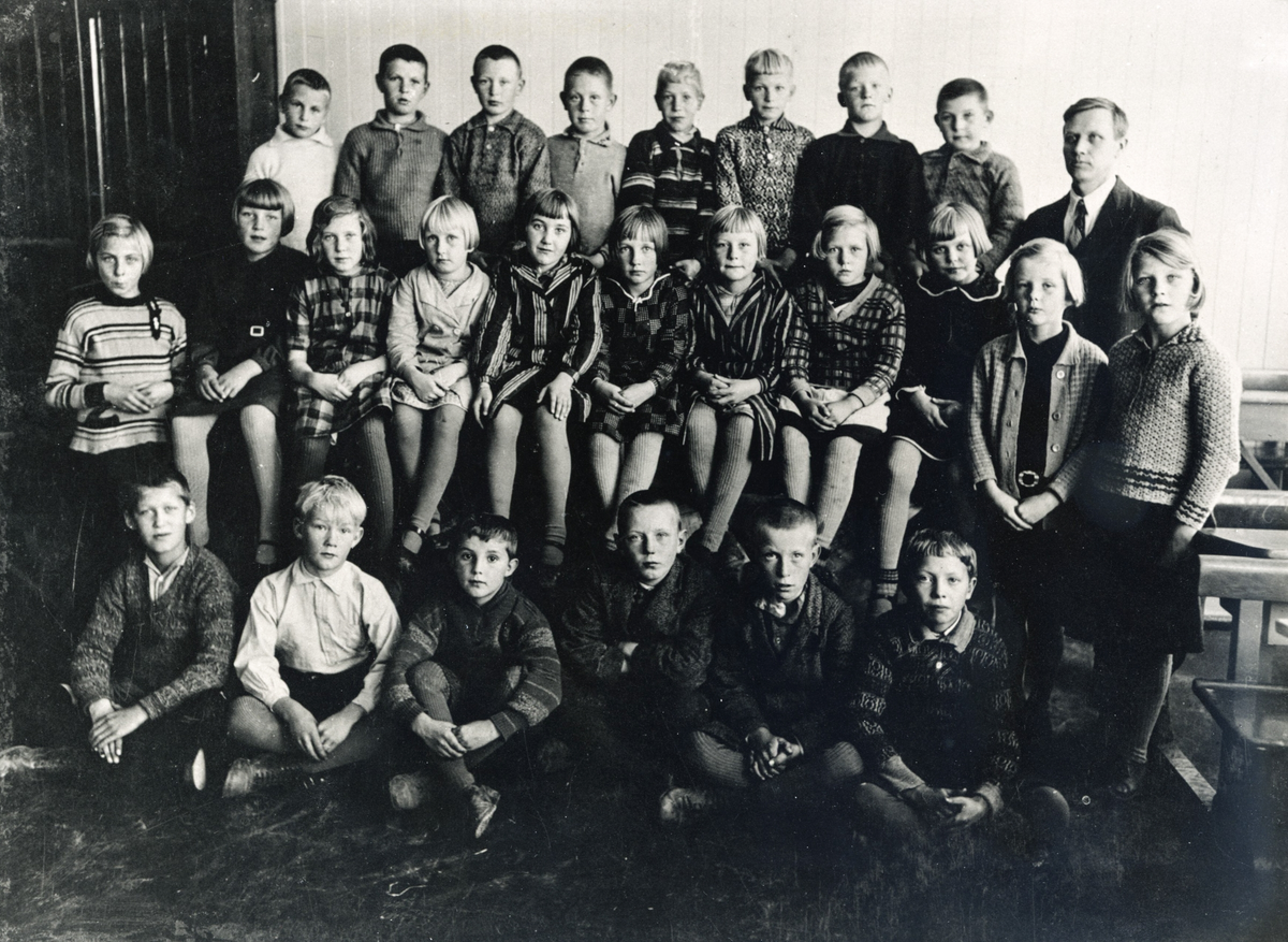 Hvittingfoss skole 1930.
Første rekke fv: Willy Moen, Thorstein Foss, Harry Kristiansen, Yngvar Johannessen, Peder Rinde, Håkon Klippenberg. Midtre rekke: Olaug Skinnes, Mathilde Sandrød, Nina Friberg, Mary Borgersen, Hjørdis Ødegård, Gerd Evju, Majen Knutsen, Ruth Pytte, Gunda Jarnæs, Kari Ruue, Anna Maria Sundbø. Bakre rekke: Halvor Halvorsen, Rolf Thomassen, Syver Skinnes, Kåre Grønvold, Sverre Silbodal, Egil Eid, Bjørn Skinnes, Leif Hansen, Kjetil Ruue.