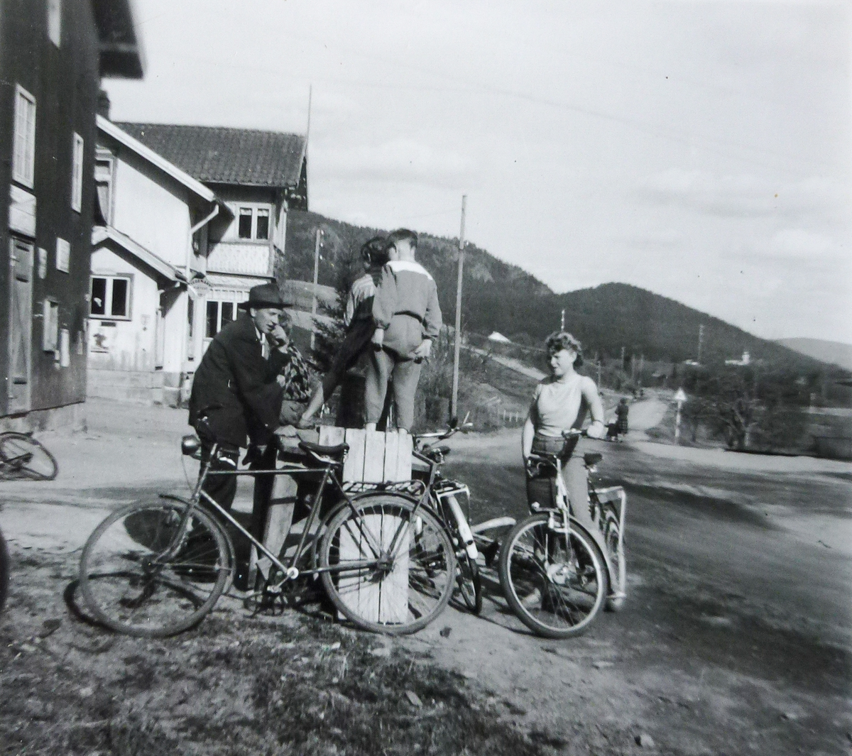 Fra venstre Åge Tidemansen, Dag og Åse Simenstad. 
Med ryggen til Kjell Finnerud.
Bildet tatt siste halvdel av femtitallet.