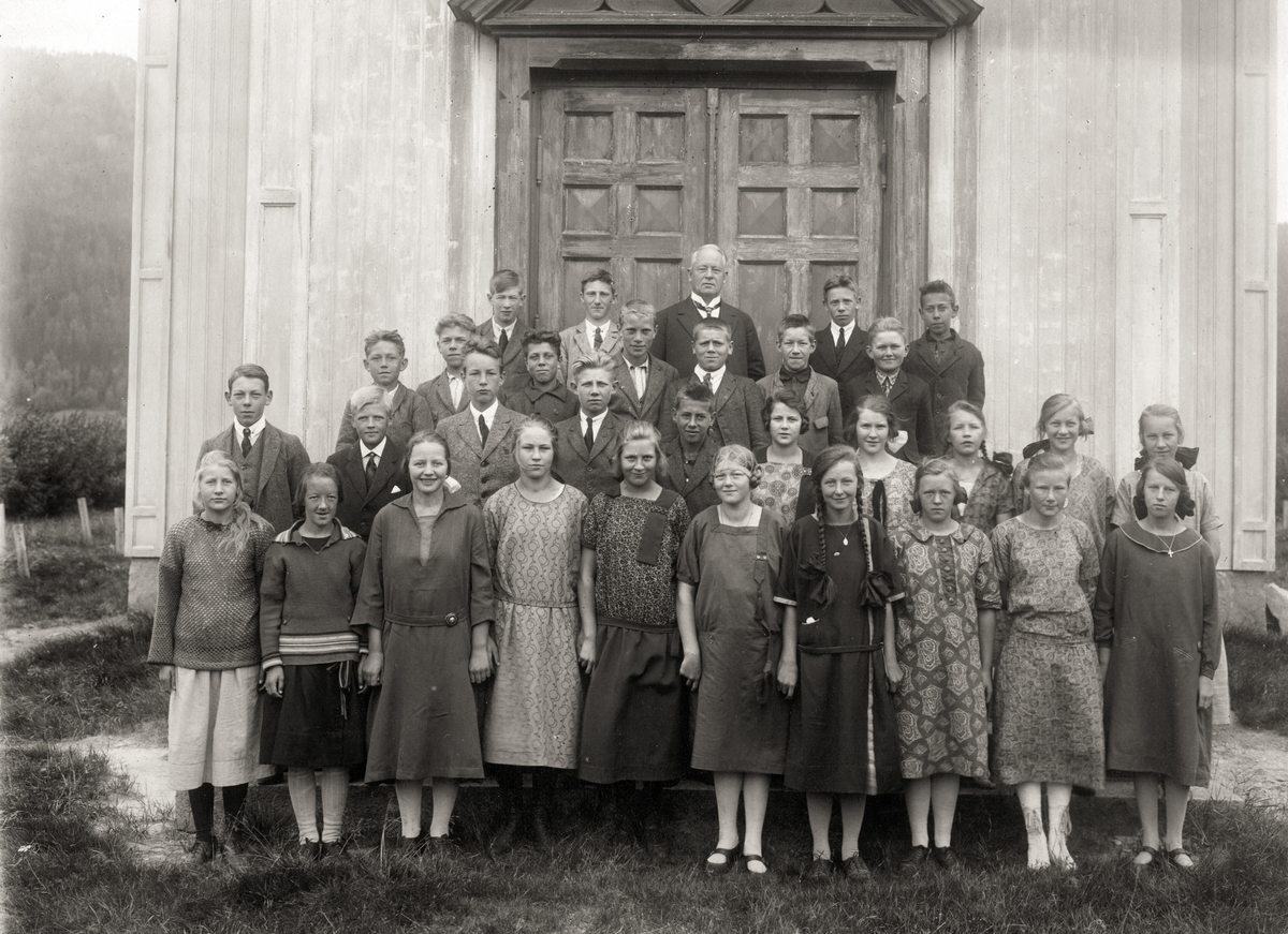 Konfirmanter fra Tuft og Komnes 1934. 
Personen i midten med slips og bakoversveis er Jan Holtan f. 1910. 
Fotograf sansynligvis Reidar Hornbæk som bodde i Hof i Vestfold.
Prest: ? Høyer.