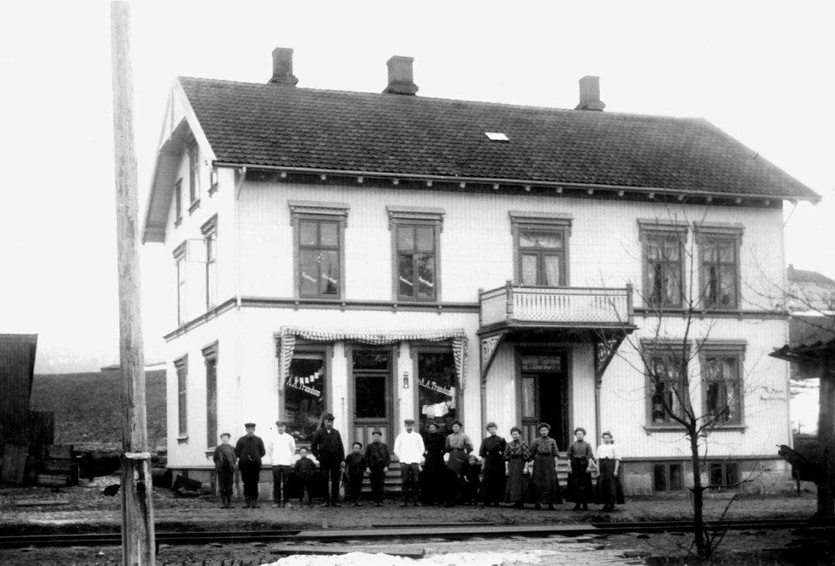 Ansatte poserer framfor Trandumgården i Hvittingfoss. 
Her ble det drevet kolonial i nordre enden og bakeri i kjelleren.
Bygningen senere tilhold for Sandsvær sparebank.