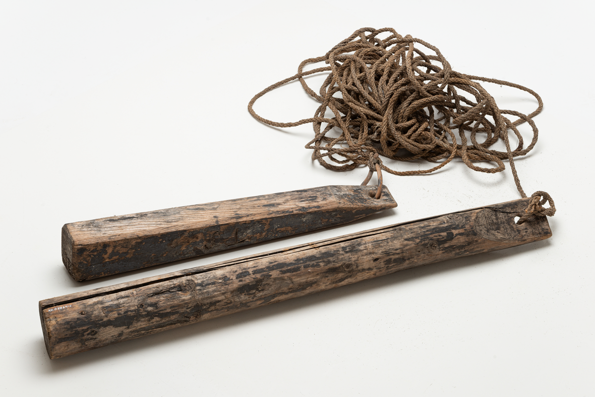 Væler som trolig har drevet i land, antagelig fra Sverige; vrakgods. Dette skjedde ofte, og en tok i bruk det som ble funnet. Typisk eksempel på gjenbruk. Fra sjøbu på Herføl. Initialer risset inn i treverket HTS, kanskje S står for Sverige. Form og størrelse avviker fra det som ellers var vanlig på Hvaler.