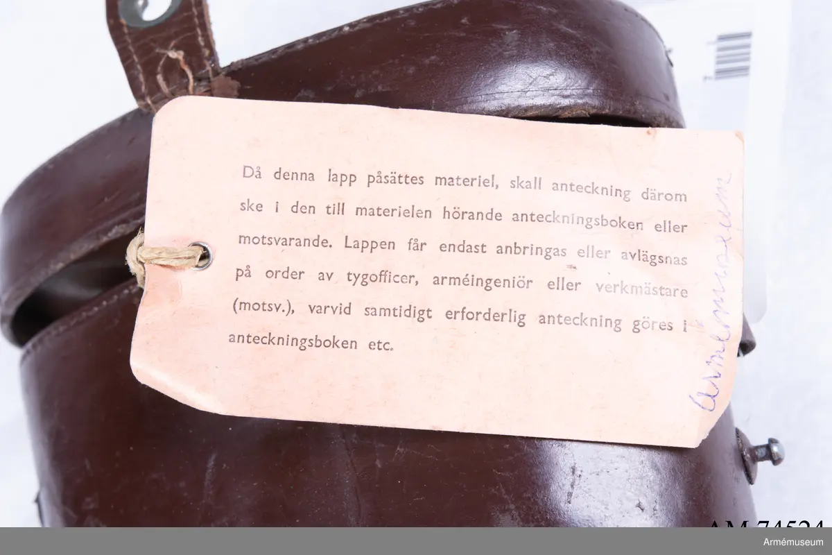 Dubbelkikare för militärt bruk av märket Carl Zeiss Jena Nedinsco samt tillhörande fodral. Kikarfodralet är av märket Busch och samhör inte ursprungligen med själva kikaren. 

´s-Gravenhage är det äldre officiella namnet på Haag, vilket står inpräntat på föremålet.

Märkningen ”A” står högst troligt för Artilleriet. Kronmärkt vilket stämplades redan vid tillverkningen i fabriken i Nederländerna. Övriga kikarmodeller i serien beställdes av svenska flottan i 7x50 förstoring och för danska försvaret i 8x40.
6x30: Siffran 6 avser själva förstoringen alternativt att det iakttagna föremålet i kikaren upplevs vara 6 gånger närmare än i verkligheten. 30 avser diametern i millimeter på frontlinsen längst fram på kikaren där ljusinsläppet sker. 

Exemplaret har extra stora ögonlinser vilket underlättar hanteringen då kikaren ska användas i kombination med gasmask. Kikaren kan då inte läggas an direkt mot ögonen utan måste hållas mot gasmasken. Föremålet är det enda kända kvarvarande i den här förstoringen i kombination med den särskilda bygeln på ovansidan avsedd att manövrera gasmaskokularet fram och tillbaka. Konstruktionen med bygeln fungerade inte särskilt väl eftersom den både var skör och svårmanövrerad, varpå bygeln senare togs bort. Exemplaret skiljer sig gentemot andra liknande kikarmodeller som har vita gasmaskokular. 

Vid observation i kikaren kan den särskilda streckskalan skönjas i det vänstra okularet med numrering 0-100 horisontellt och 0-20 vertikalt. Hjälpmedlet underlättar avståndsbedömningar av verkliga föremål i terrängen eller över vattenytan. 

Grupp F III.
Kikare märkt "Systeem Nedinsco Carl Zeiss Jena S. Gravenhage 1474936" och "Krona A:2084 6x30".