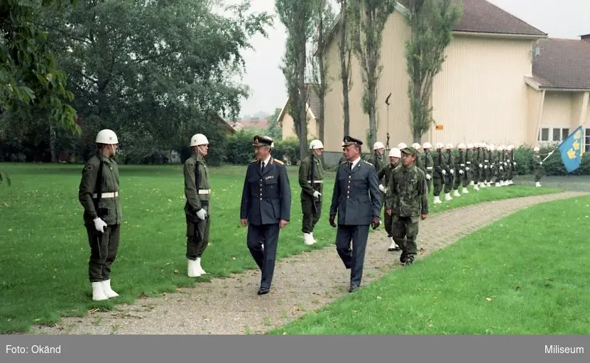 Fanvakten uppställd som "häck". Militärbefälhavaren syd generallöjtnant Carl Björeman och överste Carl Edholm, chef Ing 2.