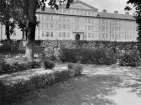 Folkungaskolan sedd från Norra griftegården i Linköping. Fotoåret 1916 var skolan i det närmaste ny, invigd som den var 1914. För skolans ritningar stod arkitekt Axel Brunskog.