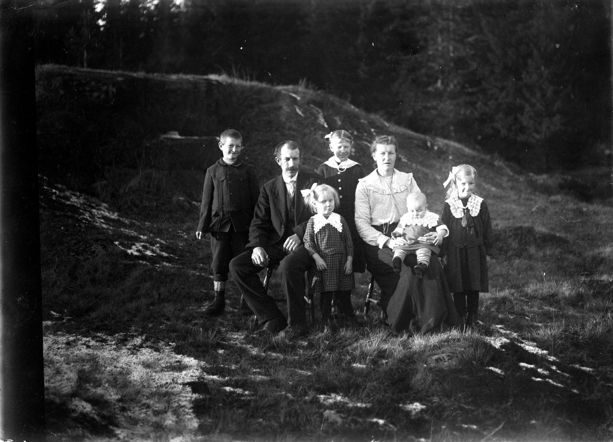 Portrett par med fem barn.

Fotosamling etter fotograf og skogsarbeider Ole Romsdalen (f. 23.02.1893).