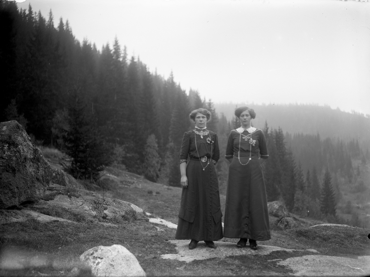 Bilde viser kvinners klesdrakt. Fv. Karen Jensen og Josefine Jensen Løkka. Karen med pipekrage.

Fotosamling etter fotograf og skogsarbeider Ole Romsdalen (f. 23.02.1893).