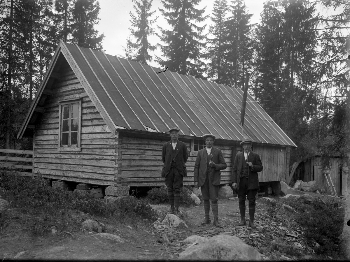 Portrett av fv. Hans Kjølnes, Wilhelm Groland og Jacob Larsen foran Romsdalsstua.

Fotosamling etter fotograf og skogsarbeider Ole Romsdalen (f. 23.02.1893).