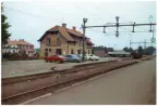 Station anlagd 1905. Stationshuset i två våningar i sten, renoverad på 1930-talet. På gatusidan syns en traktor och en restaurang.