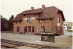 Trafikplats anlagd 1905. Stationshus i två våningar i sten. Byggnaden moderniserad 1937.