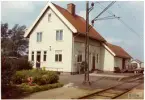 Trafikplats anlagd som hållplats 1907. Nuvarande stationsbyggnad, två våningar i trä, uppförd 1915. Stengolvet i väntsalen inlagt 1939.