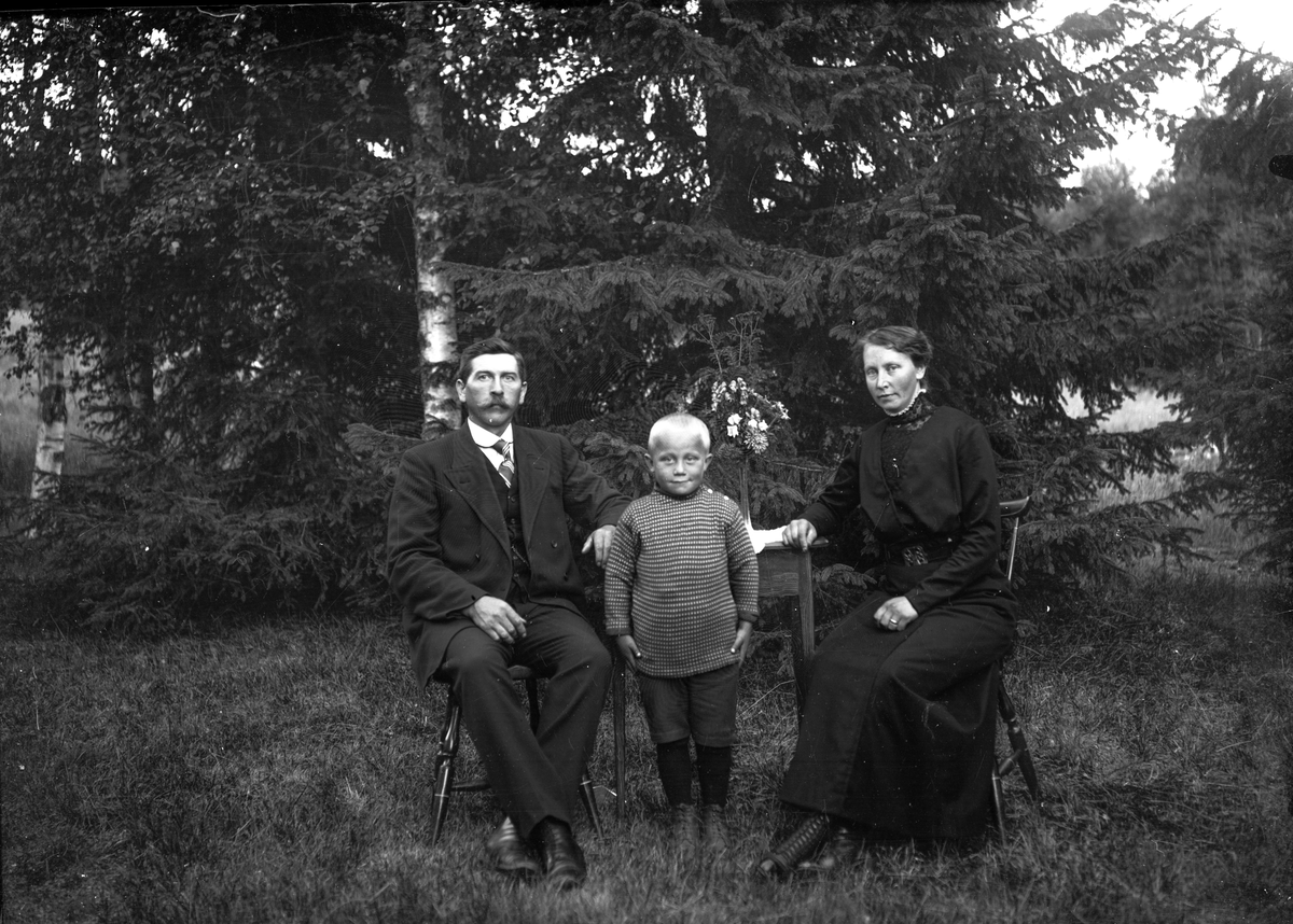 Portrett av mann, kvinne og gutt rundt ved bord.

Fotosamling etter fotograf og skogsarbeider Ole Romsdalen (f. 23.02.1893).