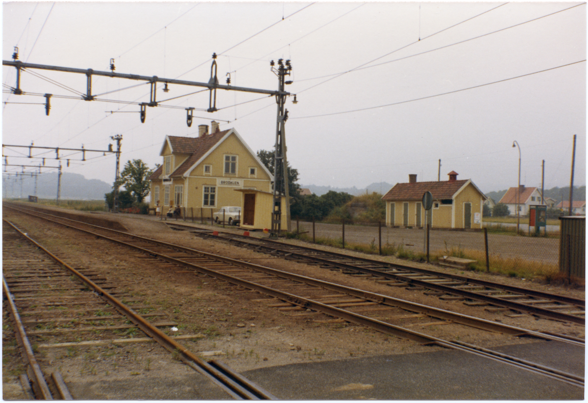 Lysekils Järnväg, LYJ, Stationen anlades 1913. Stationshus i ett och ett halvt plan, i trä. Vid dressinboden står en Volvo. Statligt 1939-07-01. Elektrifiering 1950-06-10. Fjärrblockering 1957.