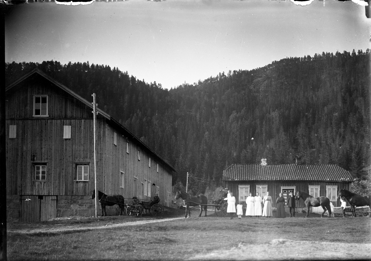 Gårdsmotiv. Familie poserer foran hus

Fotosamling etter fotograf og skogsarbeider Ole Romsdalen (f. 23.02.1893).