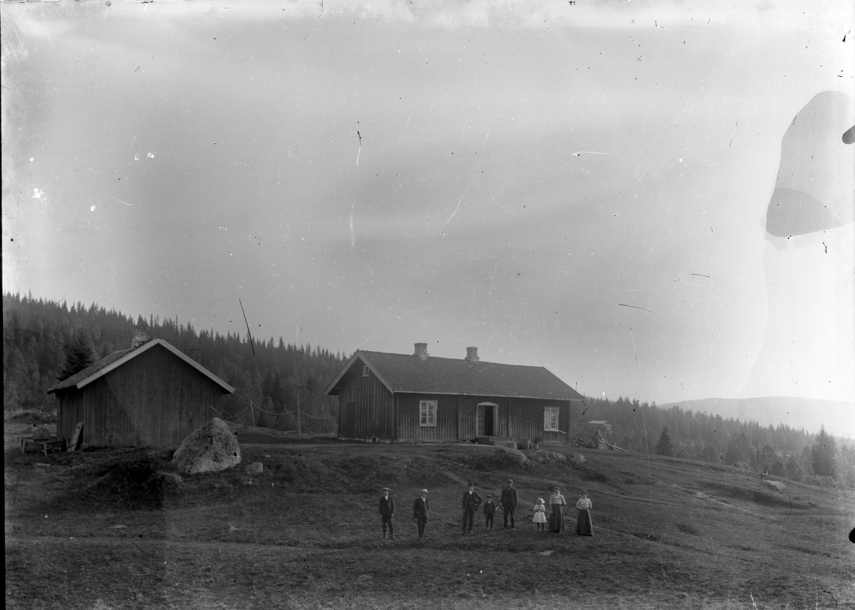 Gårdsmotiv. Øvre Grårud gård, familien Theodorsen i 1913.  

Fotosamling etter fotograf og skogsarbeider Ole Romsdalen (f. 23.02.1893).