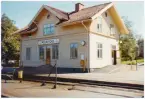 Göteborg - Borås Järnväg, GBJ, Stationen anlades 1893. Tvåvånings stationsbyggnad i trä. Nytt ställverkshus 1926-27.