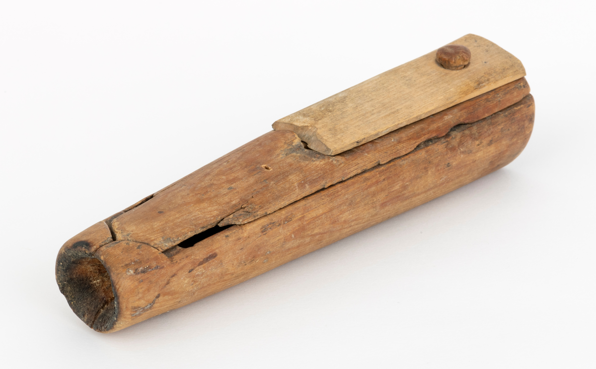 Registreringen av SJF.15276 er kopiert fra SJF.08648: 
Lysestake eller såkalt «ljosvar», antatt laget i furu med klaff av bjørk. Betegnelsen ljosvar henspiller på at dette ikke bare var en lysestake, men også et etui for oppbevaring av lys. Tidligere eier har i registeret til gardsmuseet sitt skrevet følgende om denne gjenstanden, nr. 37: «Lysestake til, bruk i ferdesreiser.» Gjenstanden er 21,3 centimeter lang , 5,2 centimeter bred i den ene enden og 3,8 centimeter i den andre. Den er sammensatt av tre hovedkomponenter, en beholder, et lokk og en klaff. I beholderen er det uthulet et rom som er 14,4 centimeter langt, 3,3 centimeter bredt i den nedre enden og 3,1 centimeter bredt i den øvre. Dybden er om lag 2,9 centimeter på midten. I dette rommet var det altså mulig å oppbevare talglys under et lokk som er dreibart rundt en treplugg i den nedre enden. Lokket har også en dreibar klaff som strekker seg omtrent til midten av lokket hvor det er gjennombrutt et hull.  Lokkets er skåret til en trekantform i den øvre enden, og skyves mot en tilsvarende utskjæring øverst på ljosvaret. I den øvre enden av ljosvaret er det boret et hull, der det gikk an å plassere et lys når ljosvaret sto på høykant. Veden rundt dette hullets overkant er noe forkullet, og dette tyder vel på at minst ett slikt lys har fått brenne helt ned, og dermed vært nær ved å forårsake brann.  På ljosvarets en side er initialene «P.T.B.» skåret inn.