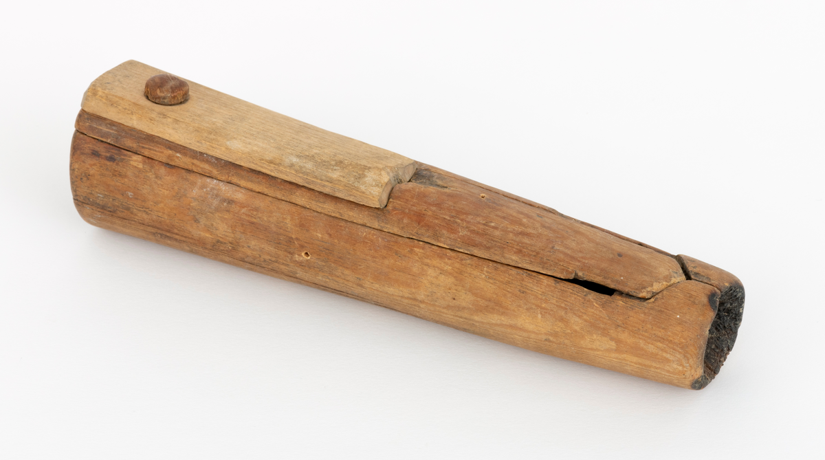 Registreringen av SJF.15276 er kopiert fra SJF.08648: 
Lysestake eller såkalt «ljosvar», antatt laget i furu med klaff av bjørk. Betegnelsen ljosvar henspiller på at dette ikke bare var en lysestake, men også et etui for oppbevaring av lys. Tidligere eier har i registeret til gardsmuseet sitt skrevet følgende om denne gjenstanden, nr. 37: «Lysestake til, bruk i ferdesreiser.» Gjenstanden er 21,3 centimeter lang , 5,2 centimeter bred i den ene enden og 3,8 centimeter i den andre. Den er sammensatt av tre hovedkomponenter, en beholder, et lokk og en klaff. I beholderen er det uthulet et rom som er 14,4 centimeter langt, 3,3 centimeter bredt i den nedre enden og 3,1 centimeter bredt i den øvre. Dybden er om lag 2,9 centimeter på midten. I dette rommet var det altså mulig å oppbevare talglys under et lokk som er dreibart rundt en treplugg i den nedre enden. Lokket har også en dreibar klaff som strekker seg omtrent til midten av lokket hvor det er gjennombrutt et hull.  Lokkets er skåret til en trekantform i den øvre enden, og skyves mot en tilsvarende utskjæring øverst på ljosvaret. I den øvre enden av ljosvaret er det boret et hull, der det gikk an å plassere et lys når ljosvaret sto på høykant. Veden rundt dette hullets overkant er noe forkullet, og dette tyder vel på at minst ett slikt lys har fått brenne helt ned, og dermed vært nær ved å forårsake brann.  På ljosvarets en side er initialene «P.T.B.» skåret inn.