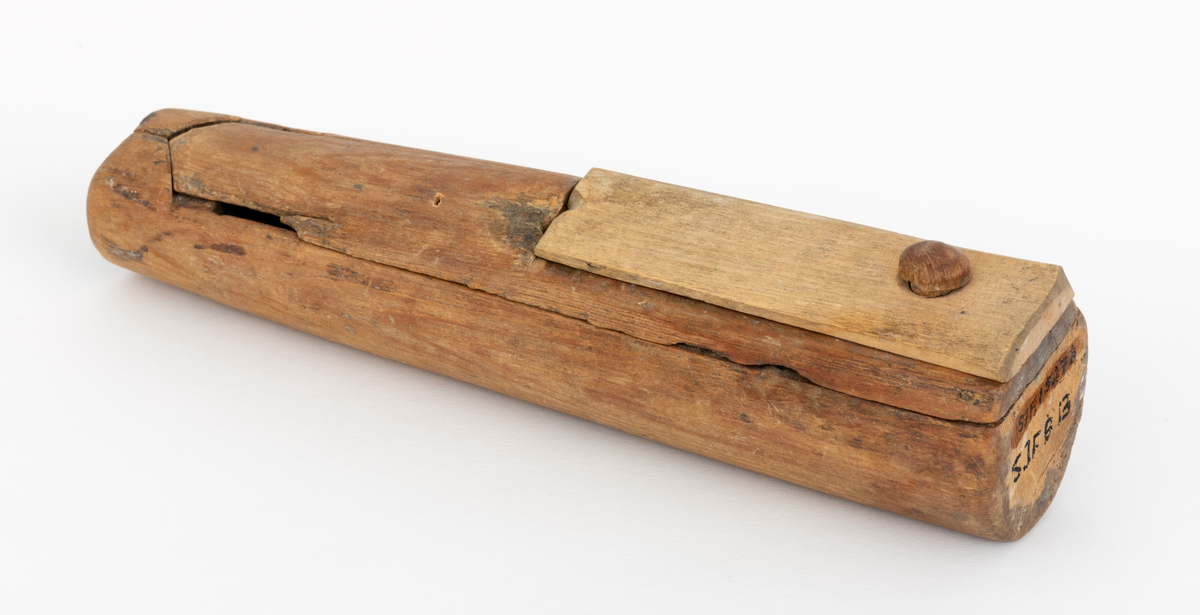 Registreringen av SJF.15276 er kopiert fra SJF.08648: 
Lysestake eller såkalt «ljosvar», antatt laget i furu med klaff av bjørk. Betegnelsen ljosvar henspiller på at dette ikke bare var en lysestake, men også et etui for oppbevaring av lys. Tidligere eier har i registeret til gardsmuseet sitt skrevet følgende om denne gjenstanden, nr. 37: «Lysestake til, bruk i ferdesreiser.» Gjenstanden er 21,3 centimeter lang , 5,2 centimeter bred i den ene enden og 3,8 centimeter i den andre. Den er sammensatt av tre hovedkomponenter, en beholder, et lokk og en klaff. I beholderen er det uthulet et rom som er 14,4 centimeter langt, 3,3 centimeter bredt i den nedre enden og 3,1 centimeter bredt i den øvre. Dybden er om lag 2,9 centimeter på midten. I dette rommet var det altså mulig å oppbevare talglys under et lokk som er dreibart rundt en treplugg i den nedre enden. Lokket har også en dreibar klaff som strekker seg omtrent til midten av lokket hvor det er gjennombrutt et hull.  Lokkets er skåret til en trekantform i den øvre enden, og skyves mot en tilsvarende utskjæring øverst på ljosvaret. I den øvre enden av ljosvaret er det boret et hull, der det gikk an å plassere et lys når ljosvaret sto på høykant. Veden rundt dette hullets overkant er noe forkullet, og dette tyder vel på at minst ett slikt lys har fått brenne helt ned, og dermed vært nær ved å forårsake brann.  På ljosvarets en side er initialene «P.T.B.» skåret inn.