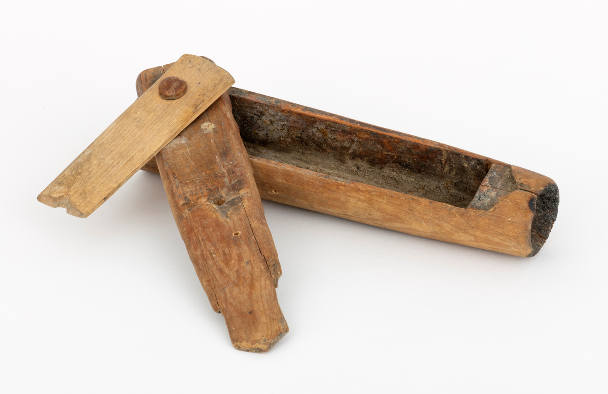 Registreringen av SJF.15276 er kopiert fra SJF.08648: 
Lysestake eller såkalt «ljosvar», antatt laget i furu med klaff av bjørk. Betegnelsen ljosvar henspiller på at dette ikke bare var en lysestake, men også et etui for oppbevaring av lys. Tidligere eier har i registeret til gardsmuseet sitt skrevet følgende om denne gjenstanden, nr. 37: «Lysestake til, bruk i ferdesreiser.» Gjenstanden er 21,3 centimeter lang , 5,2 centimeter bred i den ene enden og 3,8 centimeter i den andre. Den er sammensatt av tre hovedkomponenter, en beholder, et lokk og en klaff. I beholderen er det uthulet et rom som er 14,4 centimeter langt, 3,3 centimeter bredt i den nedre enden og 3,1 centimeter bredt i den øvre. Dybden er om lag 2,9 centimeter på midten. I dette rommet var det altså mulig å oppbevare talglys under et lokk som er dreibart rundt en treplugg i den nedre enden. Lokket har også en dreibar klaff som strekker seg omtrent til midten av lokket hvor det er gjennombrutt et hull.  Lokkets er skåret til en trekantform i den øvre enden, og skyves mot en tilsvarende utskjæring øverst på ljosvaret. I den øvre enden av ljosvaret er det boret et hull, der det gikk an å plassere et lys når ljosvaret sto på høykant. Veden rundt dette hullets overkant er noe forkullet, og dette tyder vel på at minst ett slikt lys har fått brenne helt ned, og dermed vært nær ved å forårsake brann.  På ljosvarets en side er initialene «P.T.B.» skåret inn.