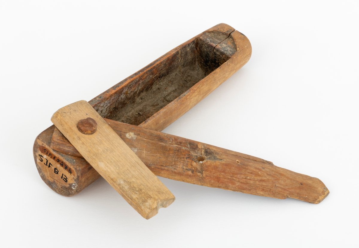 Registreringen av SJF.15276 er kopiert fra SJF.08648: 
Lysestake eller såkalt «ljosvar», antatt laget i furu med klaff av bjørk. Betegnelsen ljosvar henspiller på at dette ikke bare var en lysestake, men også et etui for oppbevaring av lys. Tidligere eier har i registeret til gardsmuseet sitt skrevet følgende om denne gjenstanden, nr. 37: «Lysestake til, bruk i ferdesreiser.» Gjenstanden er 21,3 centimeter lang , 5,2 centimeter bred i den ene enden og 3,8 centimeter i den andre. Den er sammensatt av tre hovedkomponenter, en beholder, et lokk og en klaff. I beholderen er det uthulet et rom som er 14,4 centimeter langt, 3,3 centimeter bredt i den nedre enden og 3,1 centimeter bredt i den øvre. Dybden er om lag 2,9 centimeter på midten. I dette rommet var det altså mulig å oppbevare talglys under et lokk som er dreibart rundt en treplugg i den nedre enden. Lokket har også en dreibar klaff som strekker seg omtrent til midten av lokket hvor det er gjennombrutt et hull.  Lokkets er skåret til en trekantform i den øvre enden, og skyves mot en tilsvarende utskjæring øverst på ljosvaret. I den øvre enden av ljosvaret er det boret et hull, der det gikk an å plassere et lys når ljosvaret sto på høykant. Veden rundt dette hullets overkant er noe forkullet, og dette tyder vel på at minst ett slikt lys har fått brenne helt ned, og dermed vært nær ved å forårsake brann.  På ljosvarets en side er initialene «P.T.B.» skåret inn.