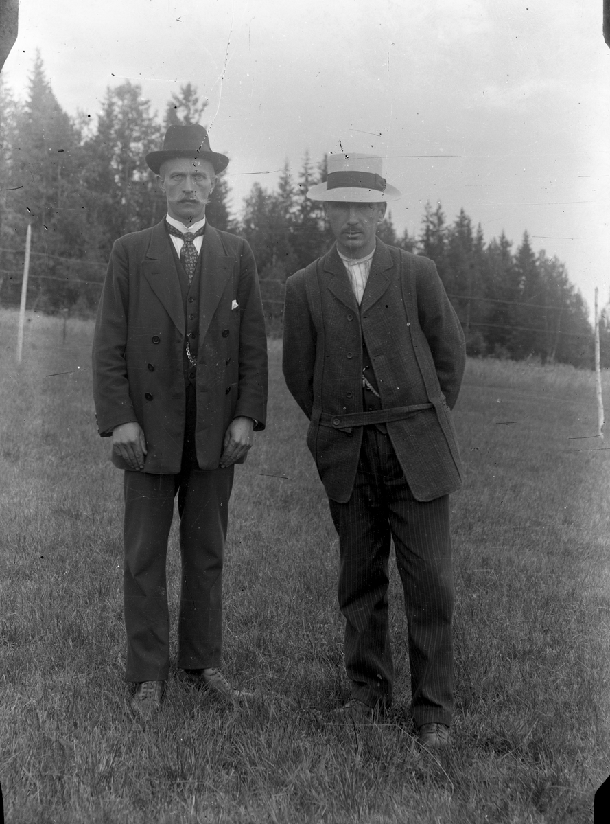 Portrett av to menn på jorde.

Fotosamling etter fotograf og skogsarbeider Ole Romsdalen (f. 23.02.1893).