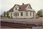 Västergötland - Göteborgs Järnväg, VGJ, Station anlagd 1899. Stationshus i en och en halv våning i trä. Expeditionslokalerna tillbyggdes 1939.