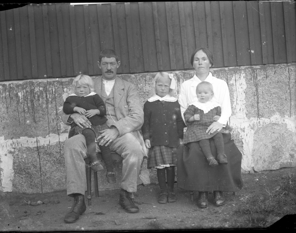 Portrett av familiegruppe.

Fotosamling etter fotograf og skogsarbeider Ole Romsdalen (f. 23.02.1893).