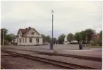 Västergötland - Göteborgs Järnväg, VGJ, Station anlagd 1899. Stationshus i en och en halv våning i trä. Expeditionslokalerna tillbyggdes 1939. Bil Opel kadett. Det står en bensinpump eller dieselpump vid stationen.